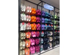 Секційне обладнання. Вітрина з шльопанцями 1